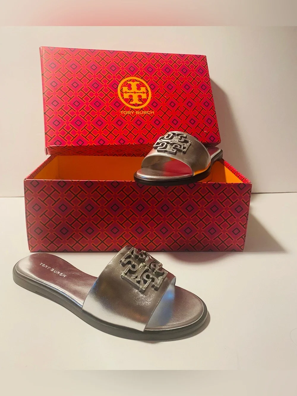 TORY BURCH DOUBLE T SPORT SLIDE LOGO METALLIC SILVER LEATHER SZ US-5 New In Box